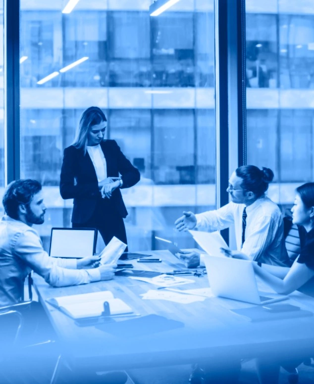 ragazza controlla orario in riunione con i colleghi