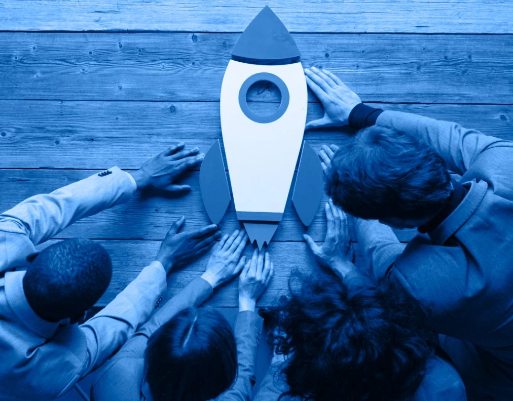 ragazzini giocano ad assemblare un razzo di legno