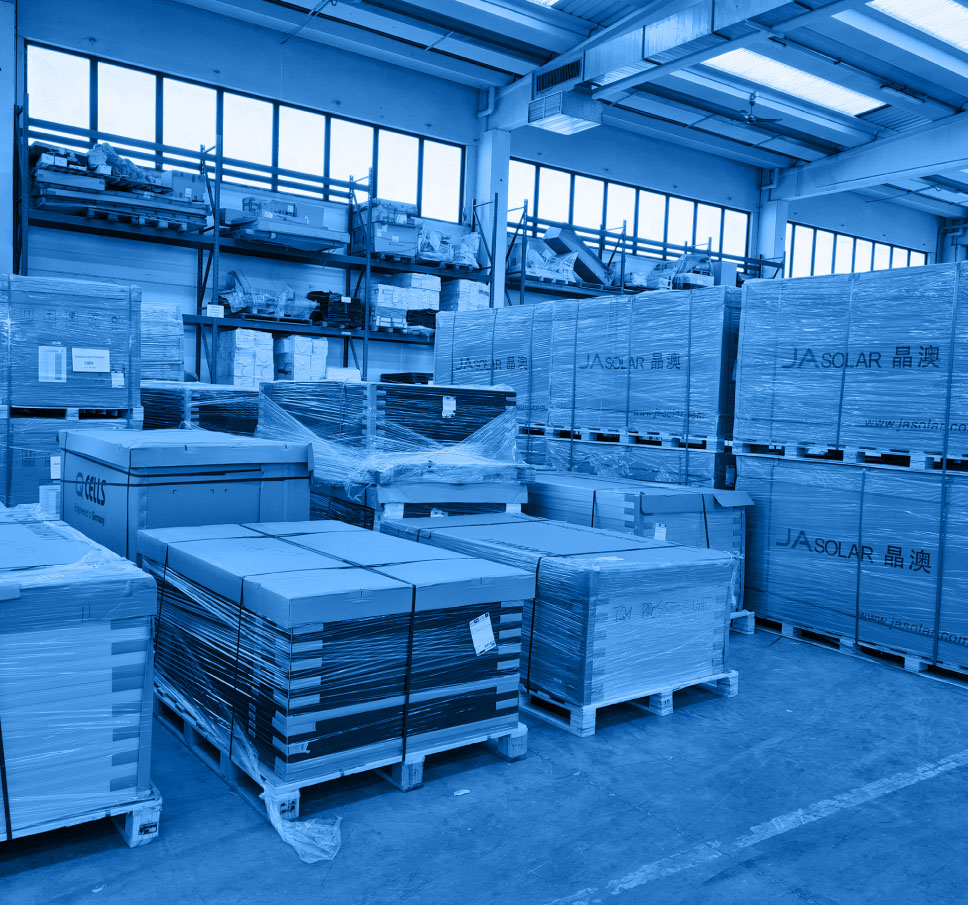 Magazzino con pallet e materiale